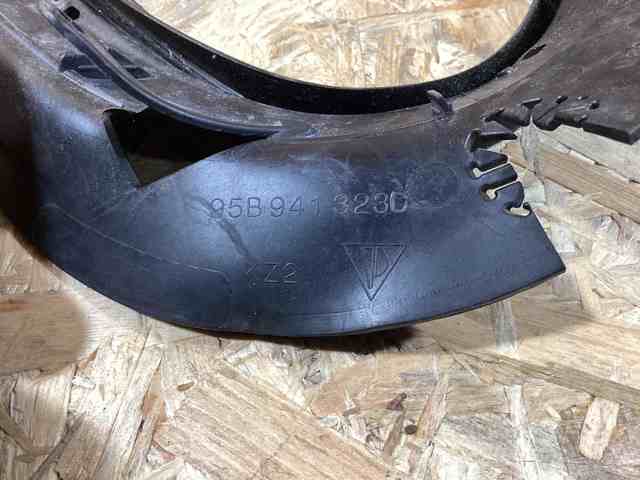 Уплотнитель фары правой 95B941323D PORSCHE