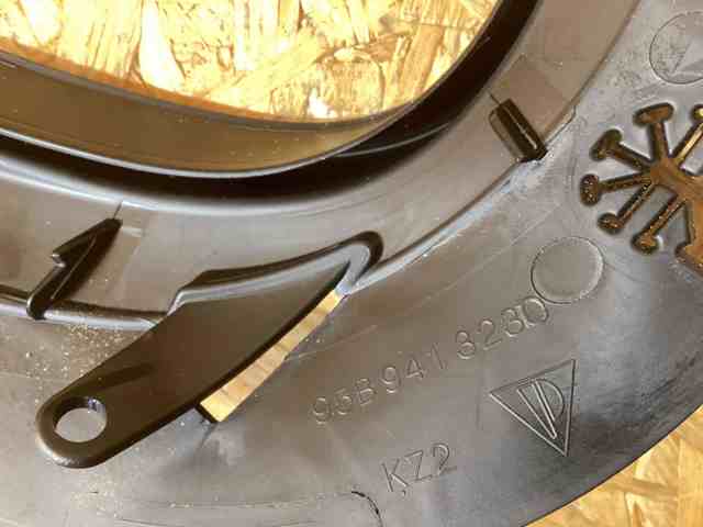 PORSCHE 95B941323D Уплотнитель фары правой в наличии Ирпень