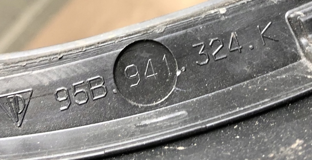 95B941324K Уплотнитель фары правой купить Житомир