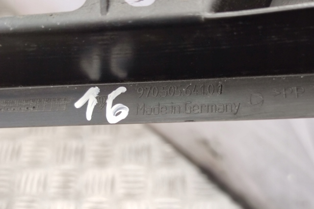 Левый кронштейн заднего бампера 97050564101 PORSCHE
