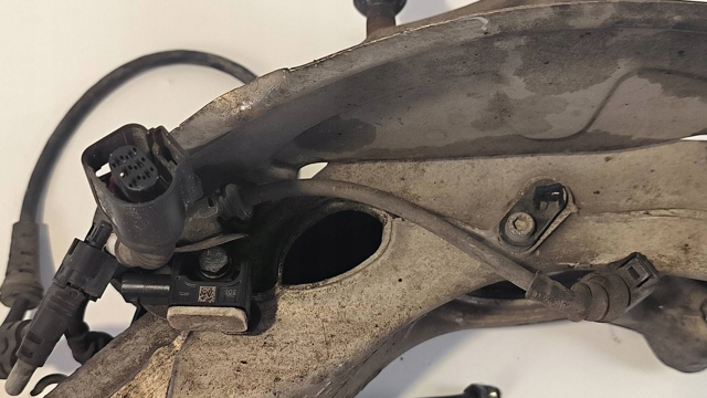 PORSCHE 971407246H Цапфа (поворотный кулак) передний правый в наличии Винница