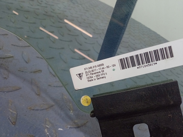 PORSCHE 971845019 Стекло двери передней левой в наличии Киев