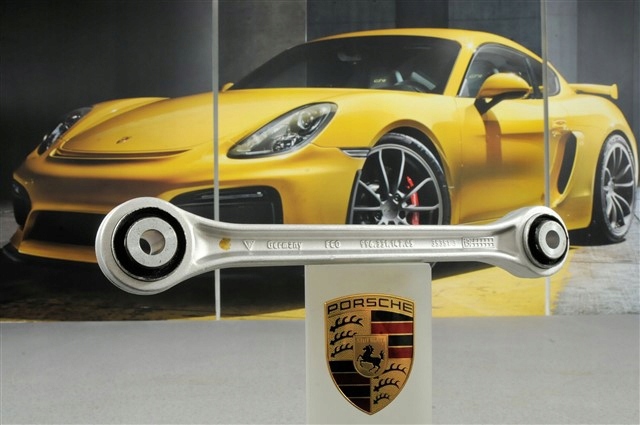 Рычаг передней подвески верхний правый 99733104701 PORSCHE