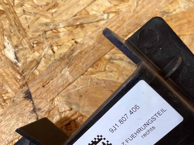 PORSCHE 9J1807406 Направляющая заднего бампера правая в наличии Львов