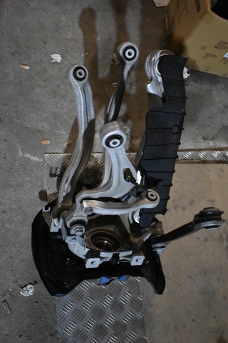 PORSCHE 9Y0505432L Цапфа задняя правая в наличии Украина