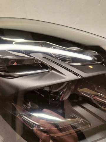 Вставка фары правой 9Y0941078J PORSCHE