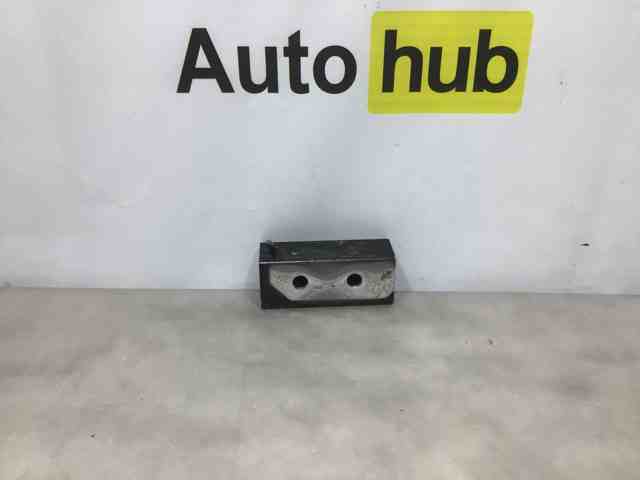 Кронштейн передней панели левый LR033057 LAND ROVER