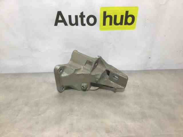 Кронштейн подушки (опоры) двигателя, правой LR033181 LAND ROVER