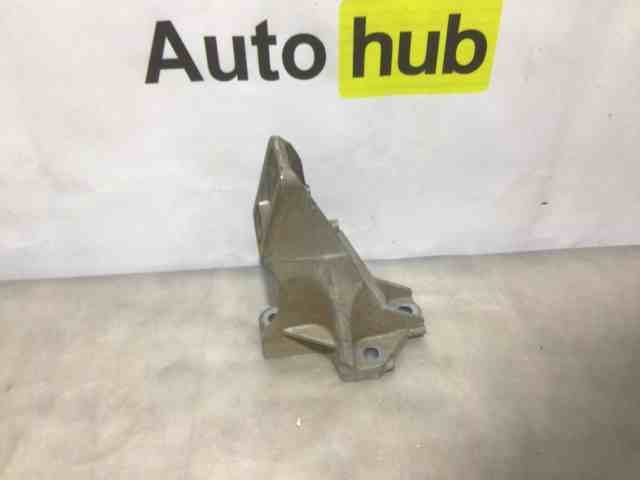 Кронштейн подушки (опоры) двигателя, левой LR033184 LAND ROVER