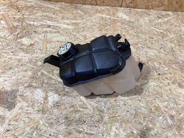 Водяной бачок системы охлаждения LR060349 LAND ROVER