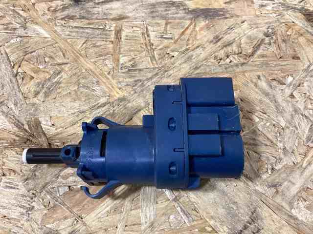 Выключатель сигнала торможения LR072647 LAND ROVER