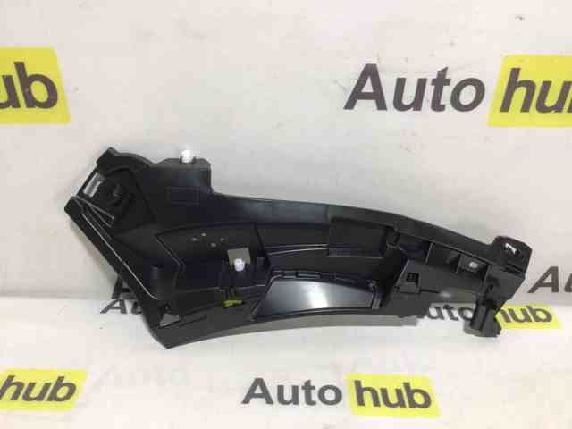 Правое крепление переднего бампера LR098693 LAND ROVER