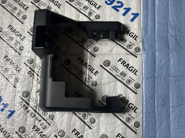 VAG 4M0883690A в наличии Ровно