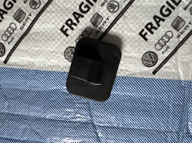 VAG 8R0863879 в наличии Житомир