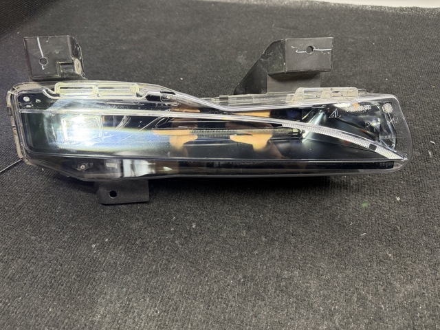 Противотуманка правая 107739600D Tesla Model