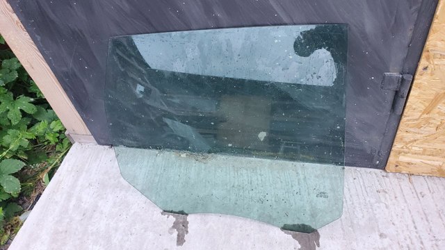 Стекло задней двери, правой 1226718 FORD