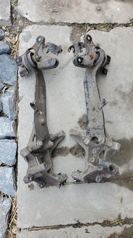 Цапфа - поворотный кулак задний, правый 13101538 GM