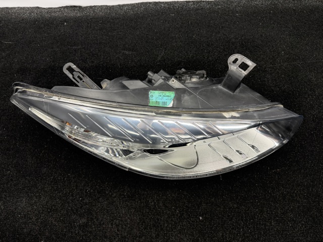 Правая блок фара 260105345R RENAULT