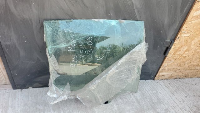 Стекло задней двери, правой 8200026563 RENAULT