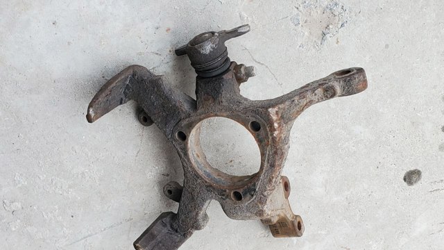 Цапфа поворотного кулака 90498811 GM