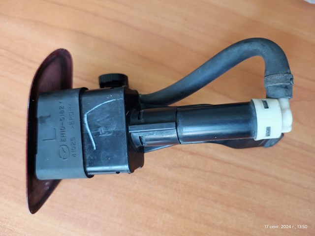 Накладка форсунки омывателя передней фары EH10518G174 MAZDA