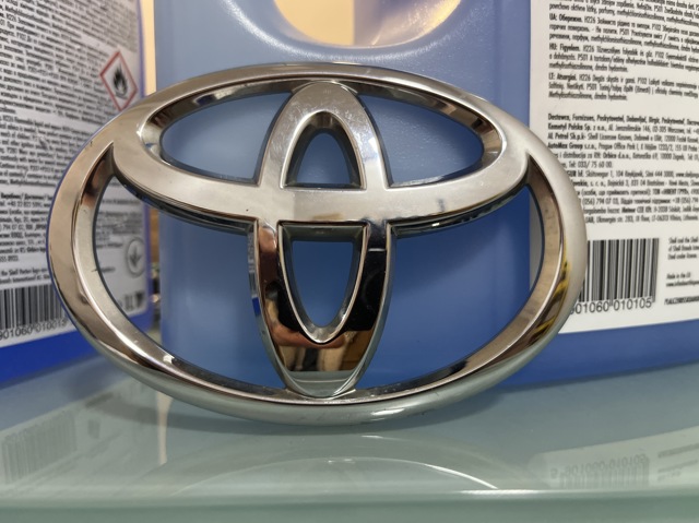Эмблема на решетку радиатора 9097502063 TOYOTA