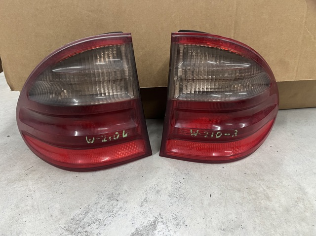 Задняя левая внешняя фара A2108205364 MERCEDES
