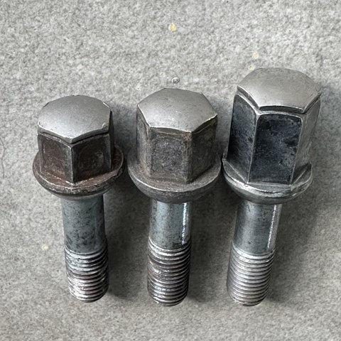 Болт колеса 1244000470 MERCEDES