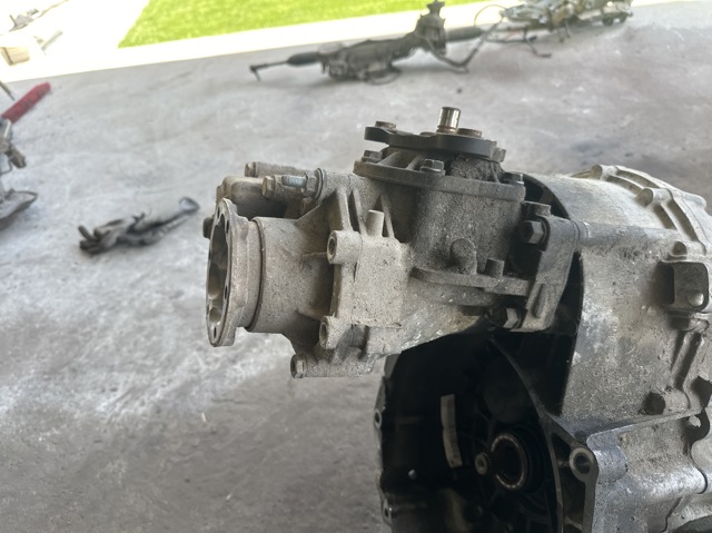 02M409053AQ Раздатка (коробка раздаточная) купить Ирпень
