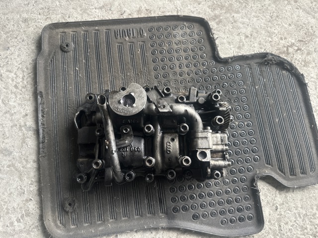 Помпа масляная 03G103537B VAG
