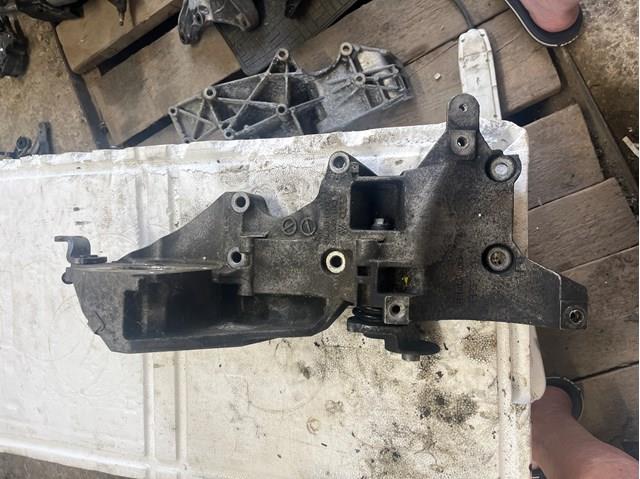 Кронштейн генератора натяжной Volkswagen Passat B6