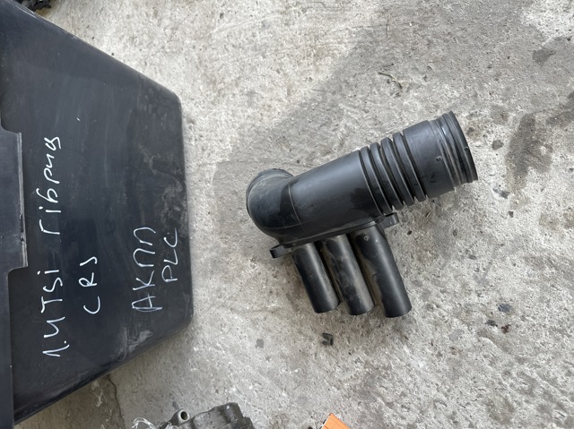 Патрубок воздушный выход воздушного фильтра 04E129651C VAG