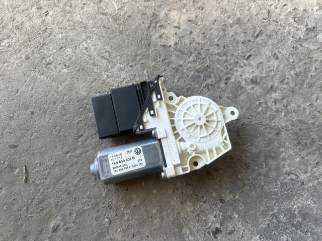 Мотор стеклоподъемника двери задней, правой 1K5839402B VAG