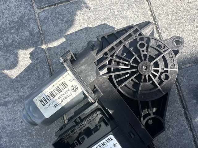 VAG 1T0959702S Мотор стеклоподъемника двери передней правой в наличии Украина