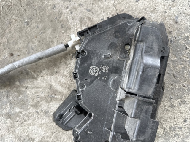 VAG 5TB837016 Замок передней правой двери в наличии Киев