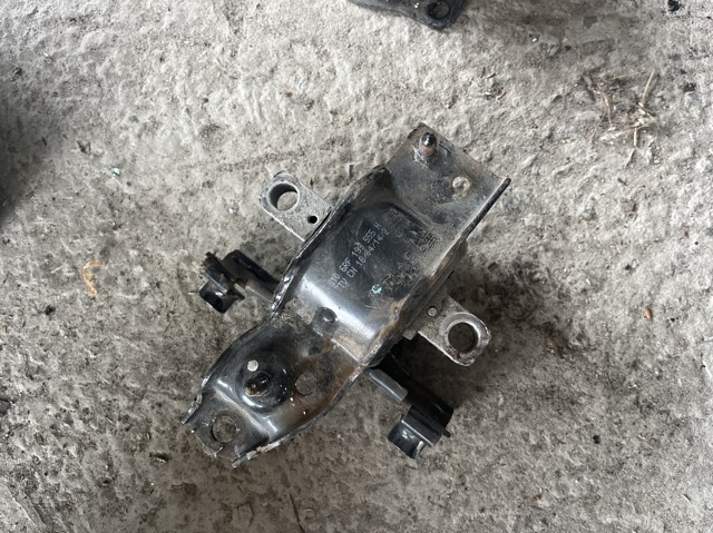 Подушка (опора) двигателя, левая задняя 6RF199555H VAG