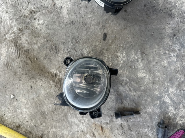 Фара противотуманная, правая 8T0941700 VAG