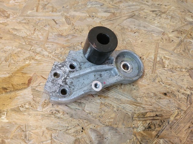 Кронштейн подушки (опоры) двигателя, правой 218201G000 HYUNDAI