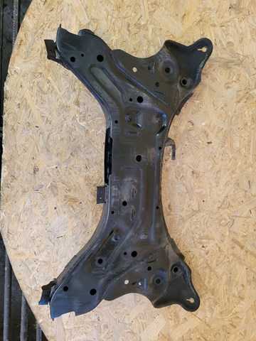 Поперечина передней подвески 624004R000 HYUNDAI