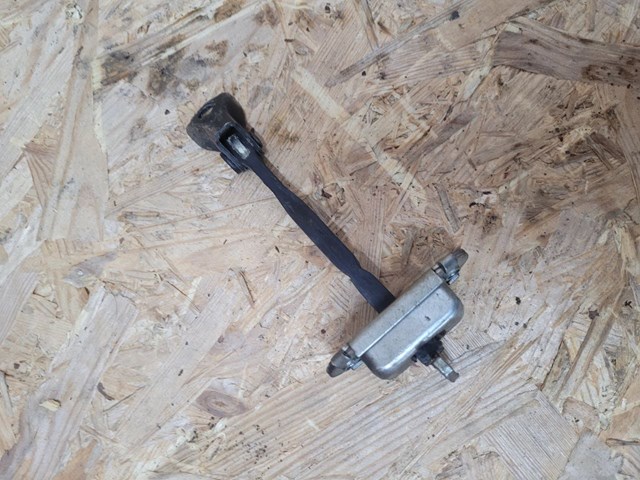 Ограничитель двери передний 686100D040 TOYOTA