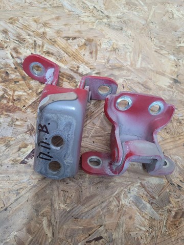 Петля двери передней правой 687100D040 TOYOTA