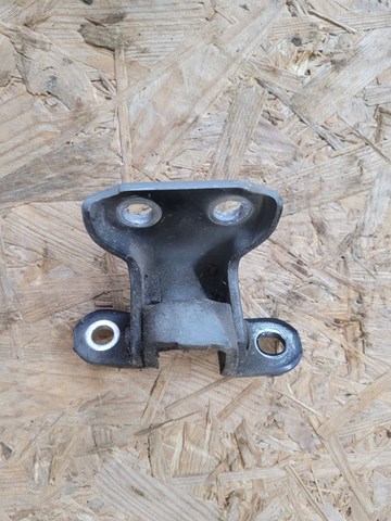 Дверной шарнир водительской вери 6874033021 TOYOTA