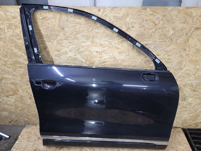 Пассажирская передняя дверь 7P0831056 VAG