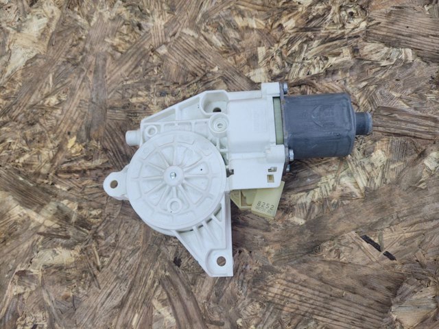 Мотор стеклоподъемника двери задней, правой A2518200208 MERCEDES