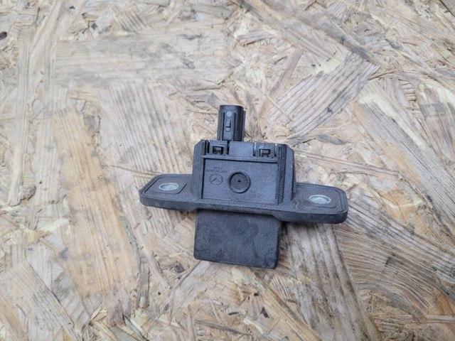 Кнопка привода замка задней 3/5 двери (ляды) KB7W624B0 MAZDA