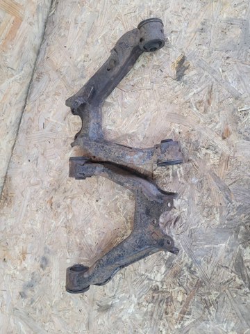 Рычаг передней подвески верхний правый Mitsubishi Pajero 3