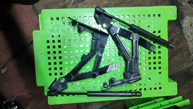 Петля багажника 5923A014 MITSUBISHI