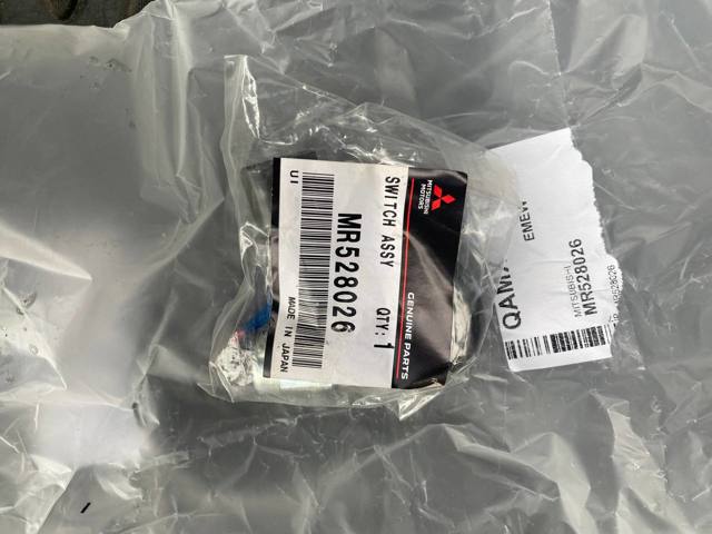Выключатель фонарей заднего хода MR528026 MITSUBISHI
