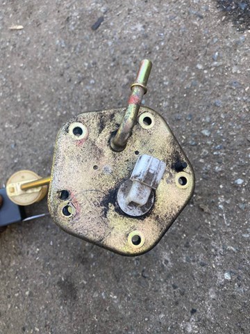 Датчик уровня топлива в баке, левый MR573698 MITSUBISHI