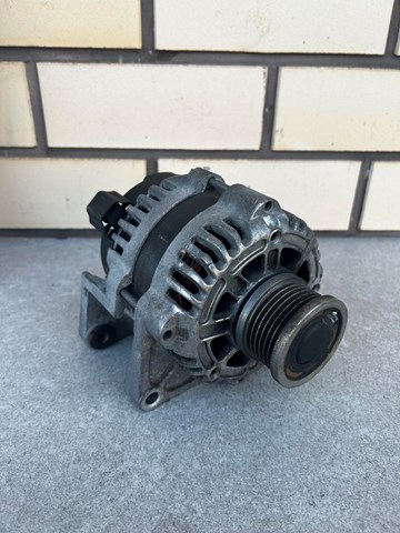 Автомобильный генератор 13579666 GM